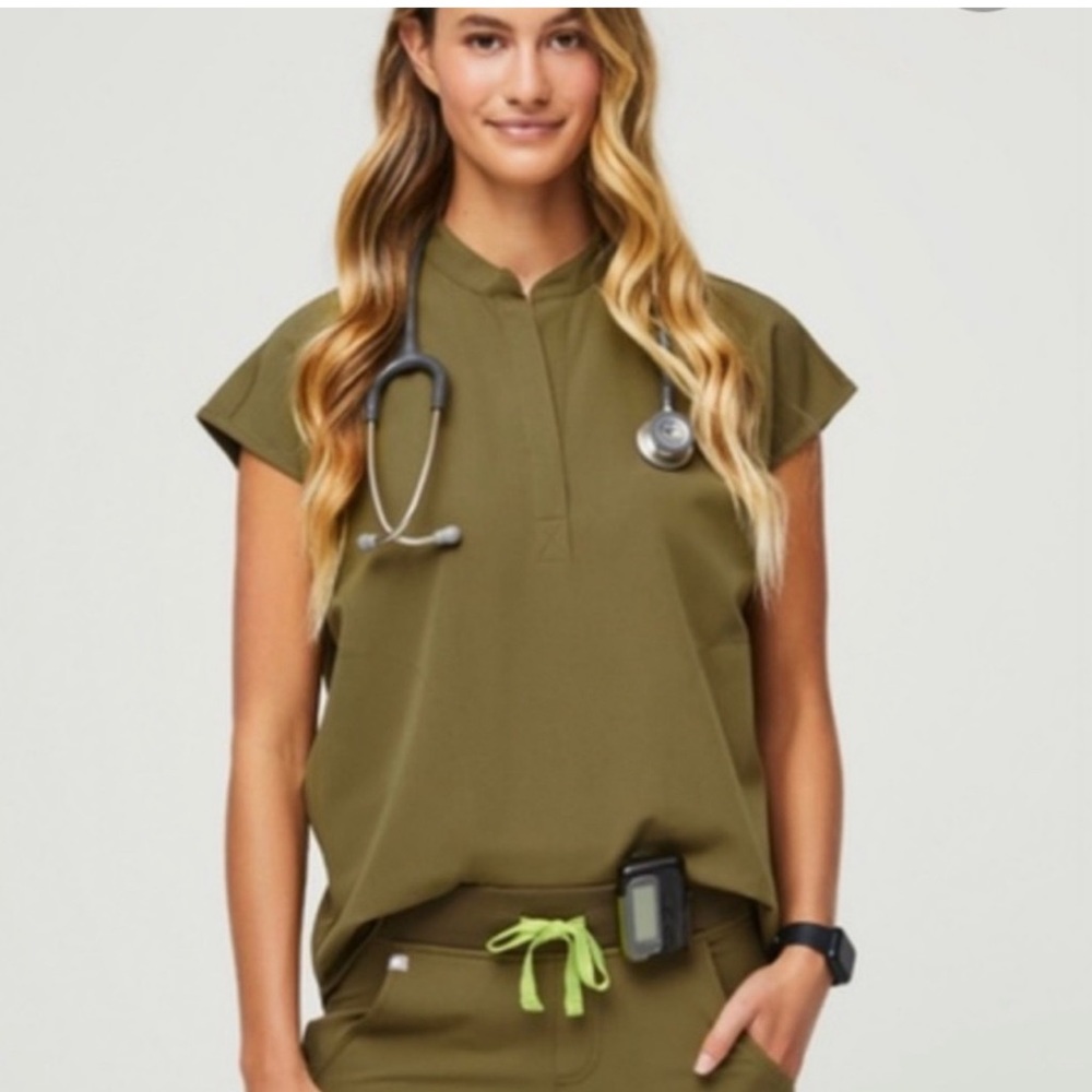 Limited edition color Martini olive scrub set